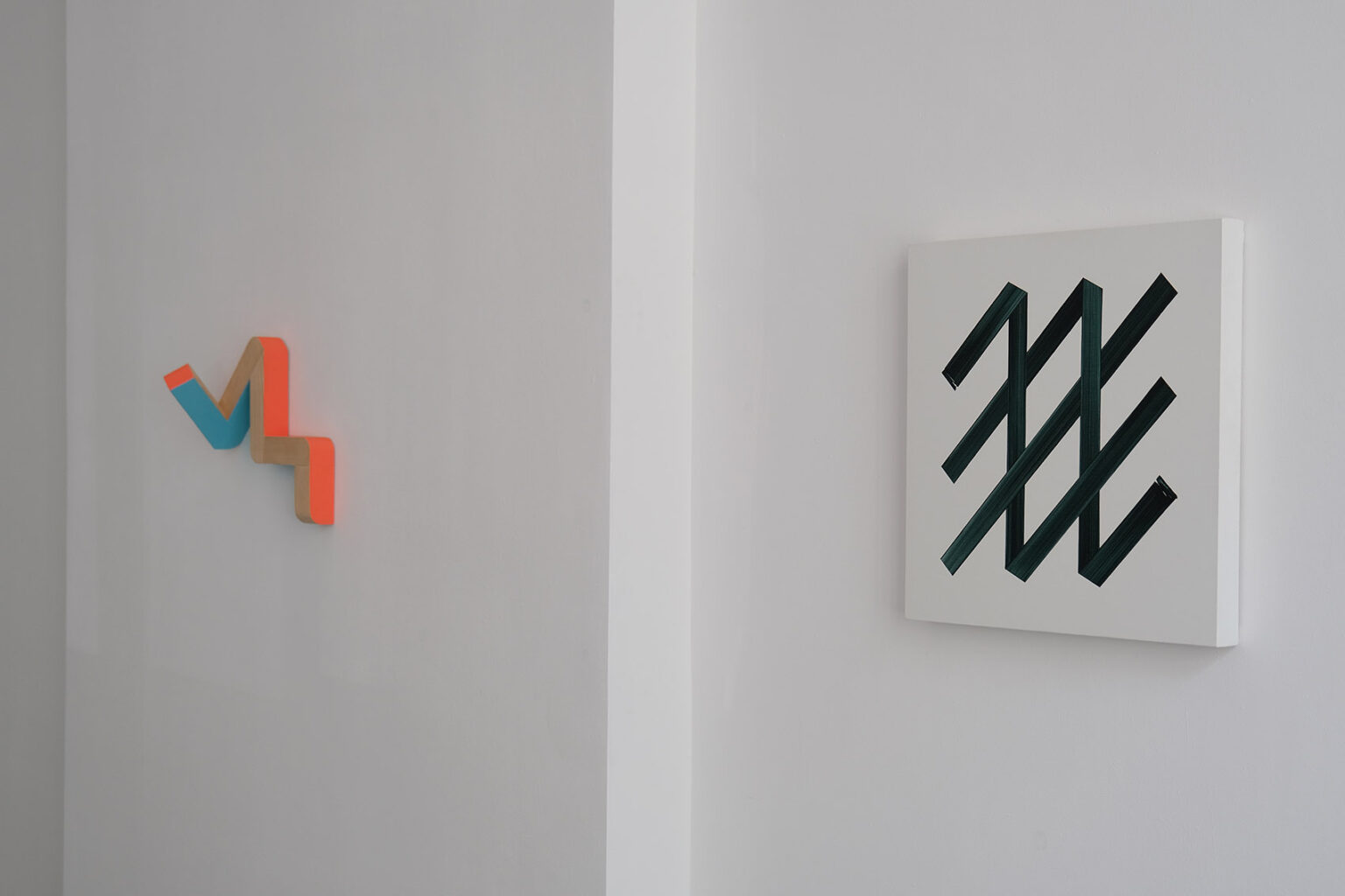 Geometryczne formy przestrzenne na ścianie galerii