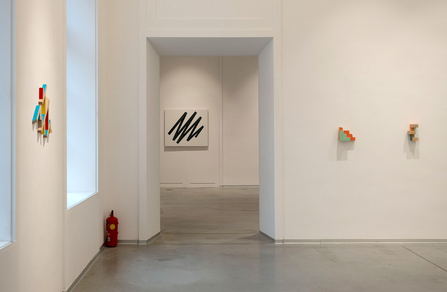 Obiekty na ścianach galerii