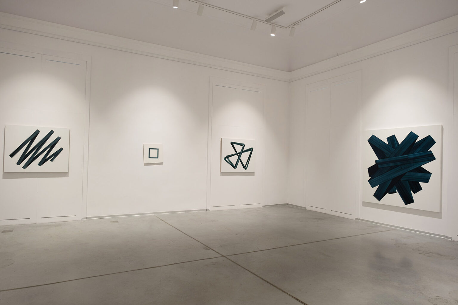 Obiekty na ścianie galerii