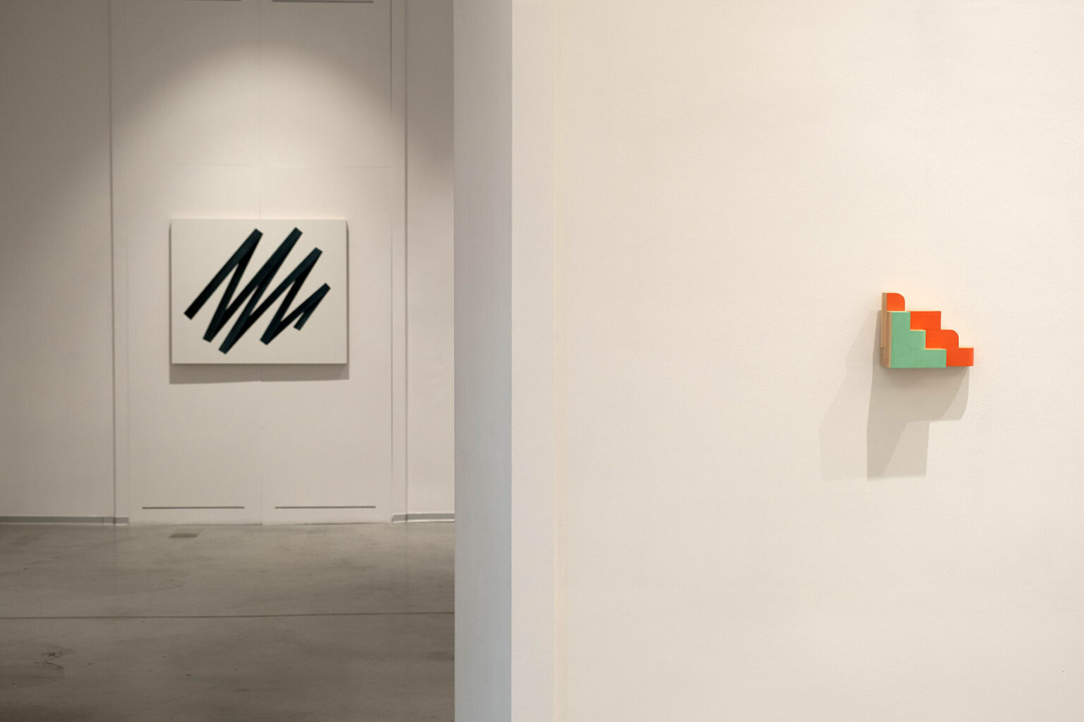 Obiekty na ścianie galerii