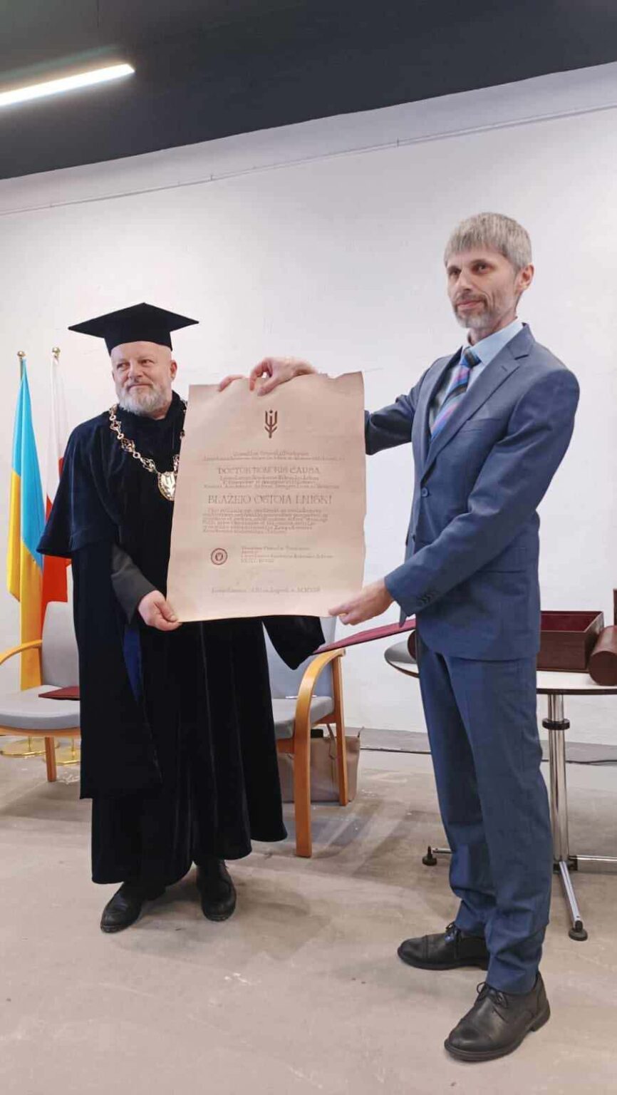 Dwie osoby trzymające dyplom