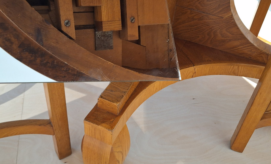 Zdjęcie przedstawiające fragmenty stołów