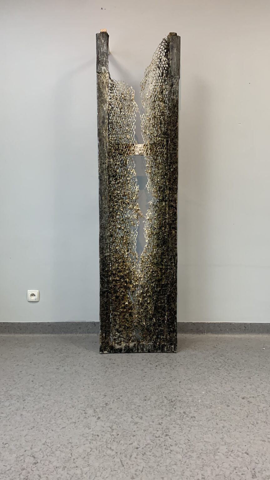 Eksponat wykonany z siatki metaIowej, wosku i tektury