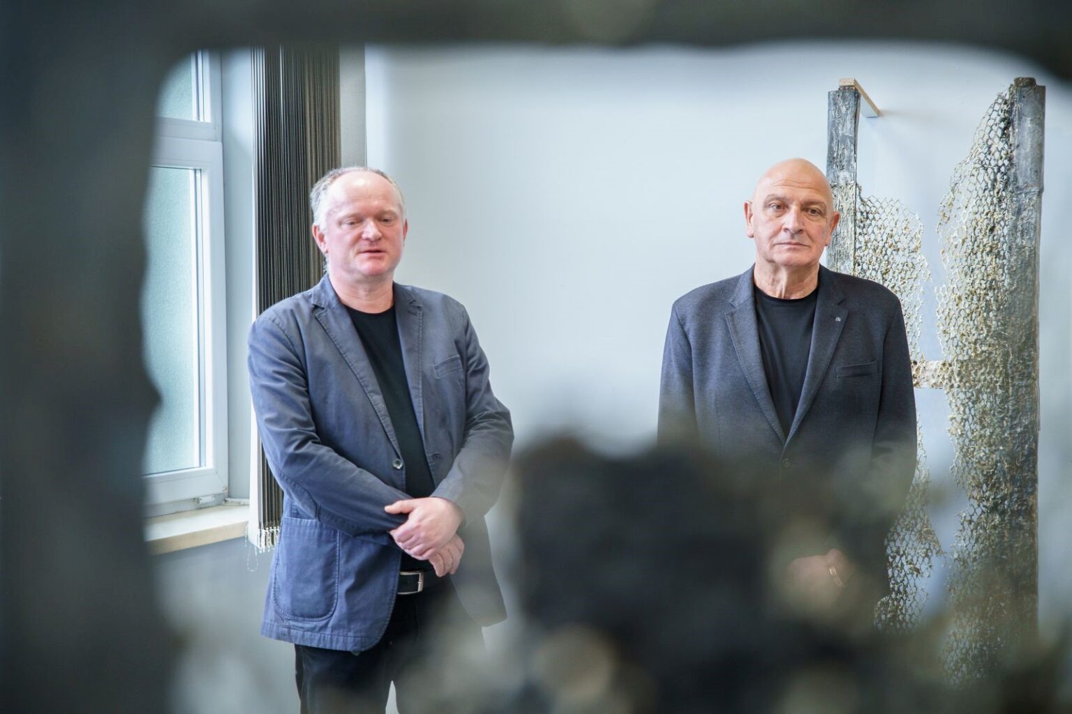 Dwie osoby na tle wystawy