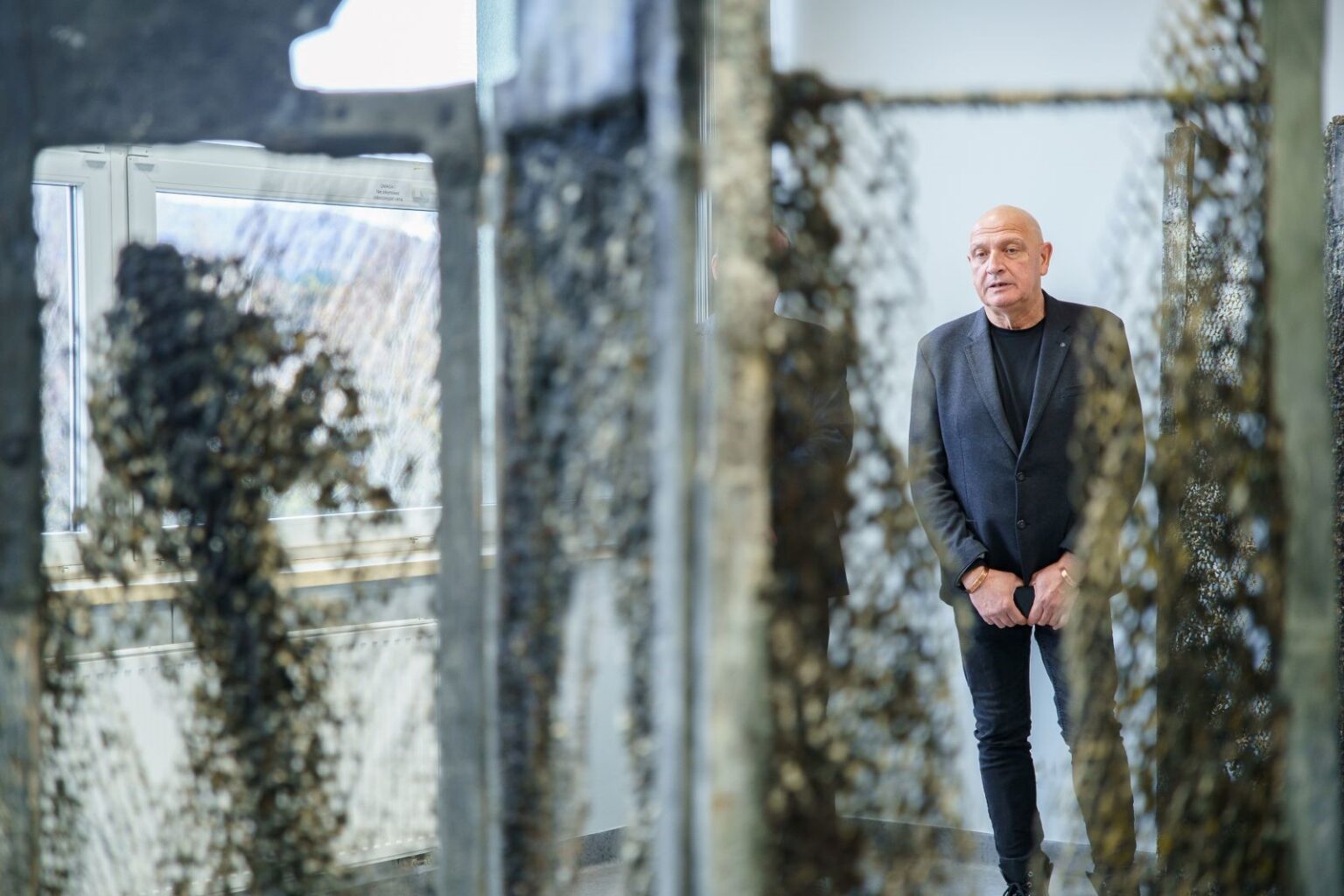 Obiekty. W tle stoi mężczyzna