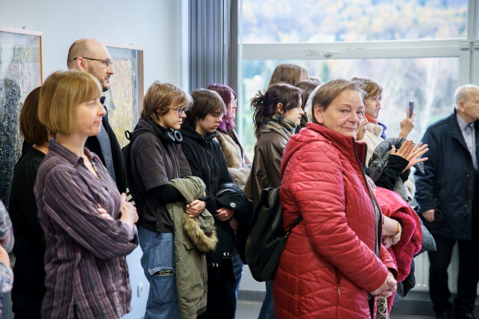 Grupa osób na wystawie