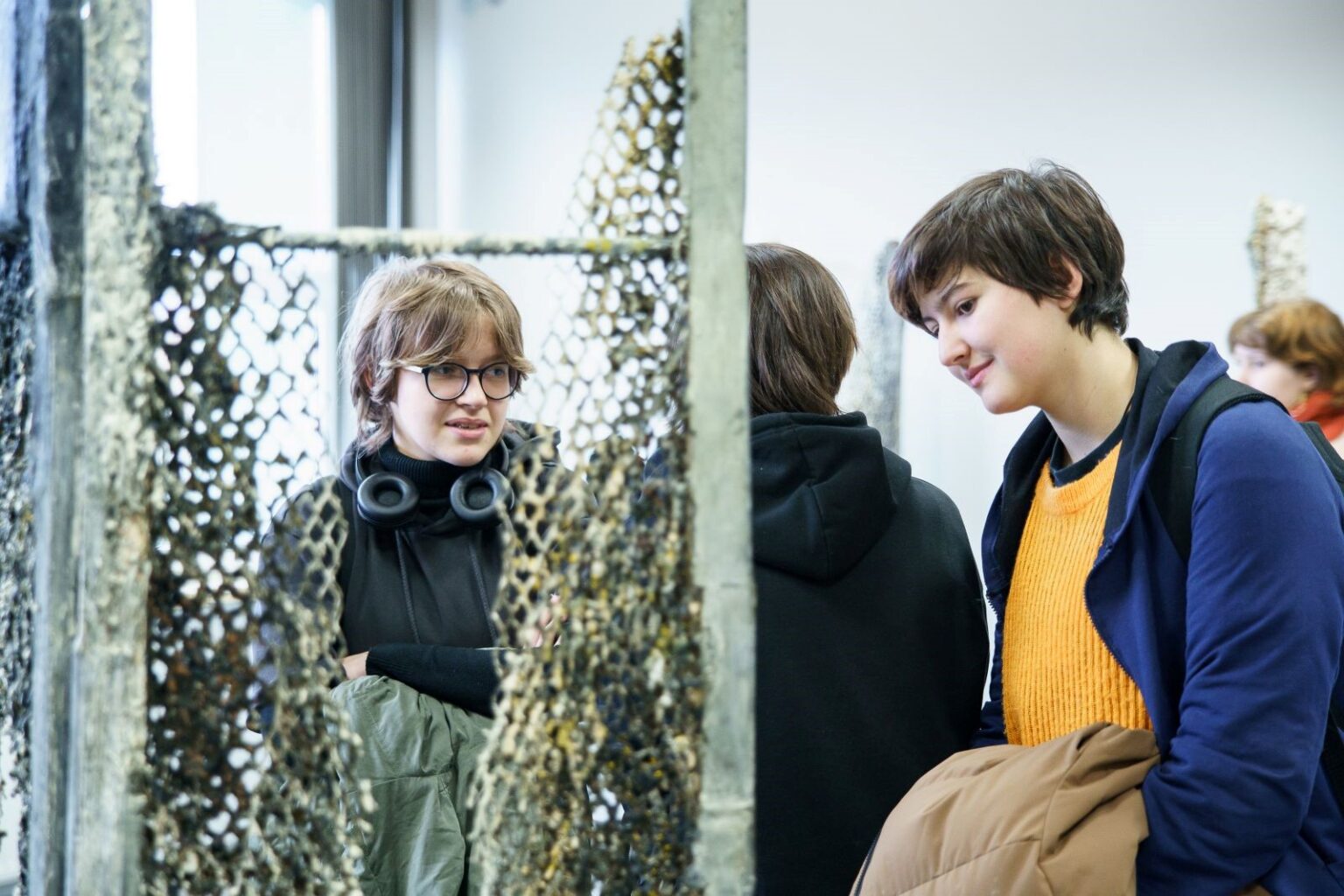 Dwie osoby oglądają obiekt