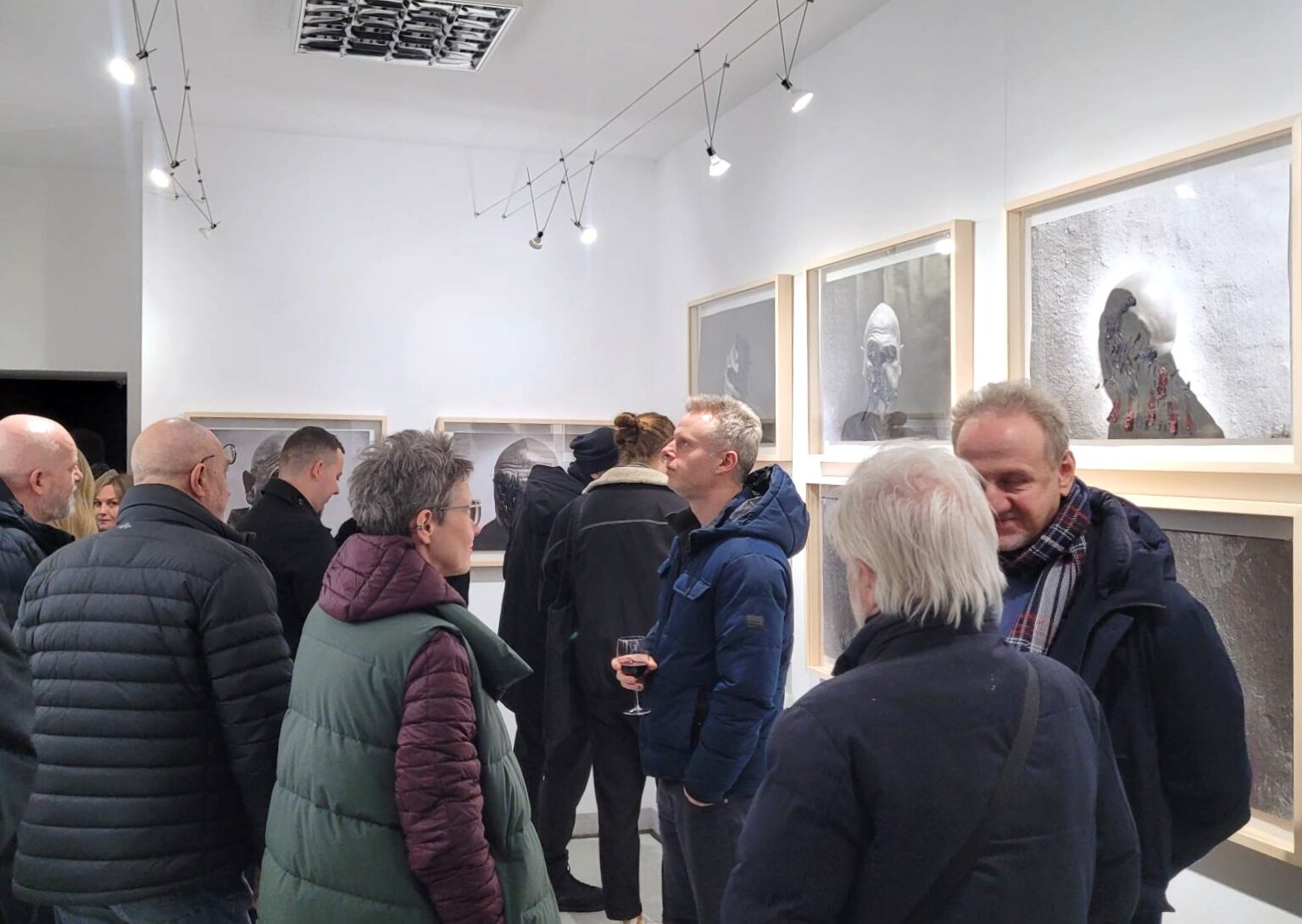 Zwiedzający w przestrzeni galerii