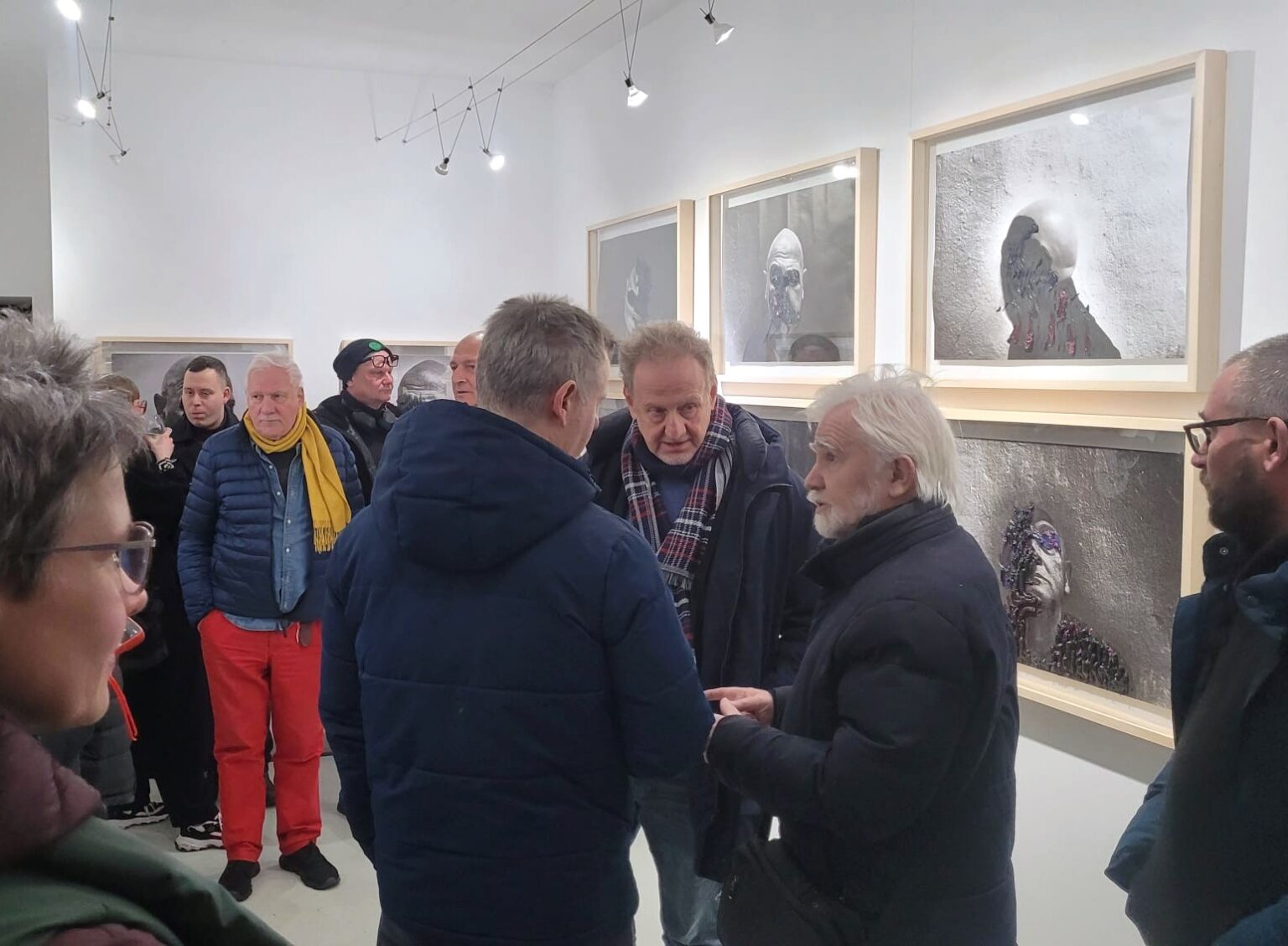 Zwiedzający w przestrzeni galerii