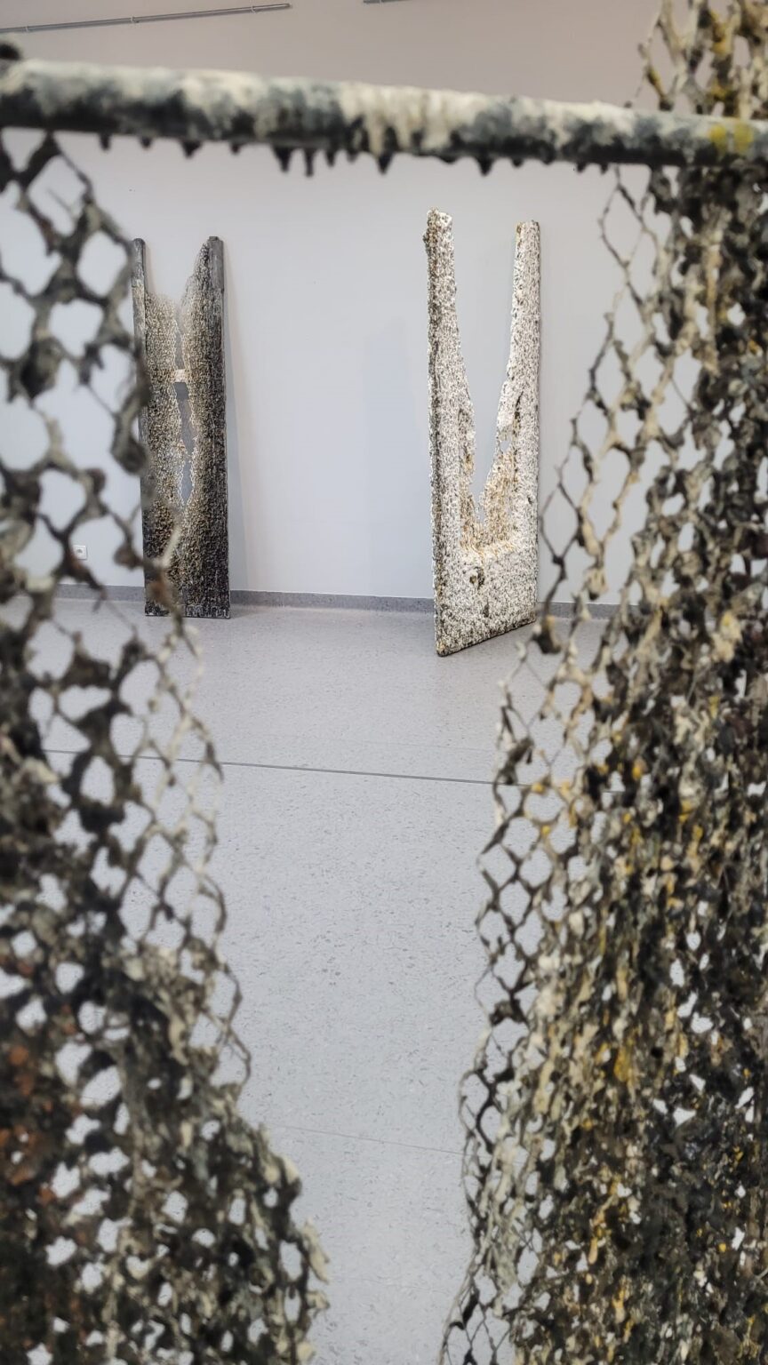 Eksponat wykonany z siatki metaIowej, wosku i tektury