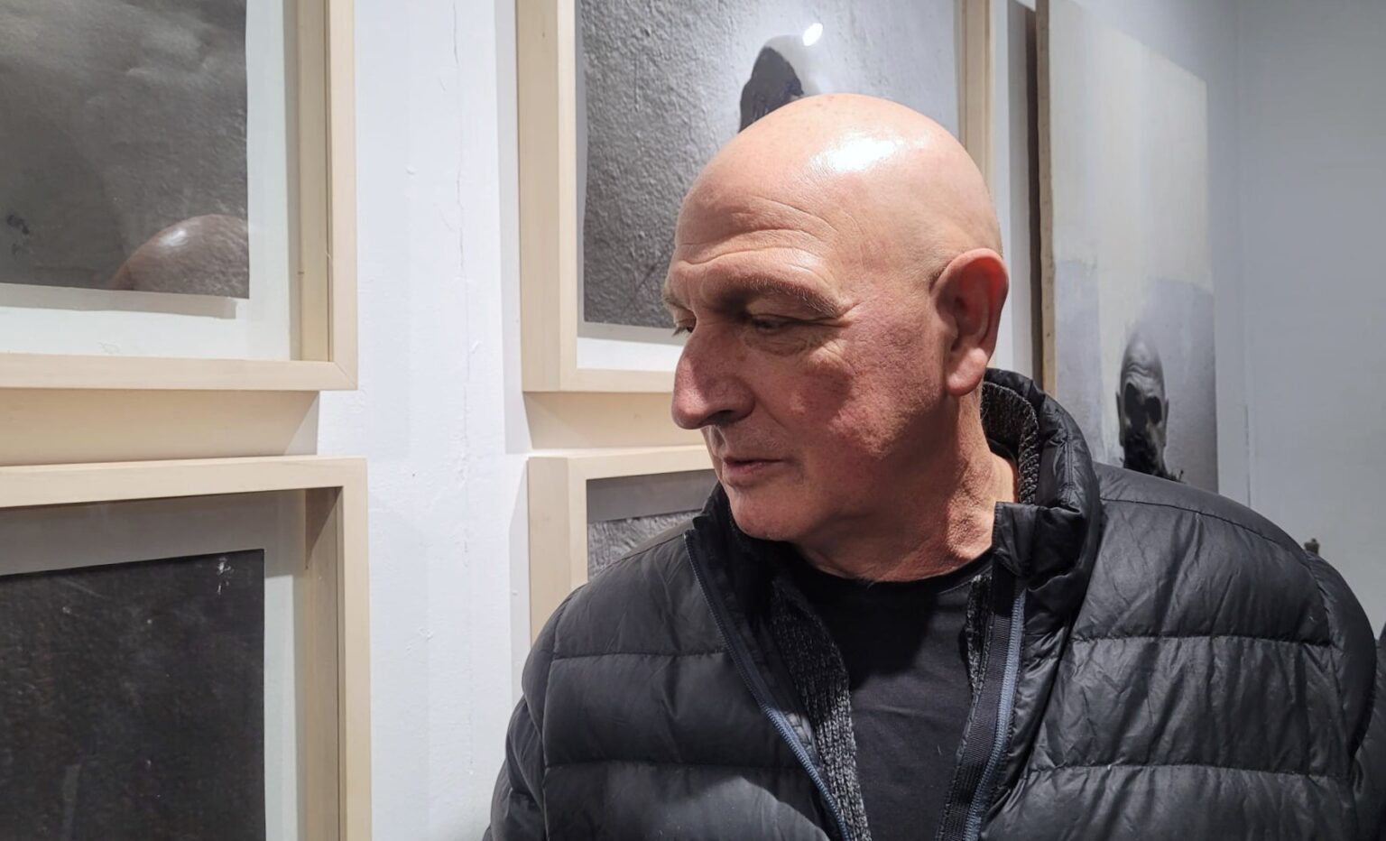 Mężczyzna na tle obrazów