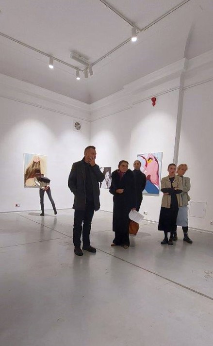 Zwiedzający w przestrzeni galerii