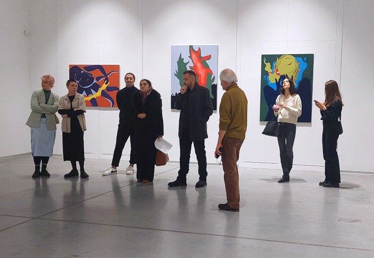 Zwiedzający wystawę