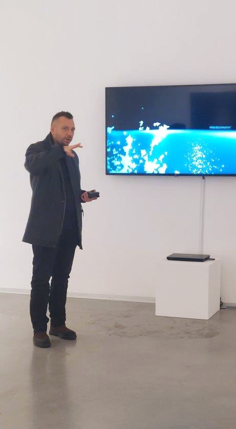 Zwiedzający w przestrzeni galerii