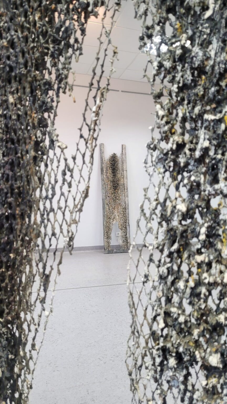 Eksponat wykonany z siatki metaIowej, wosku i tektury