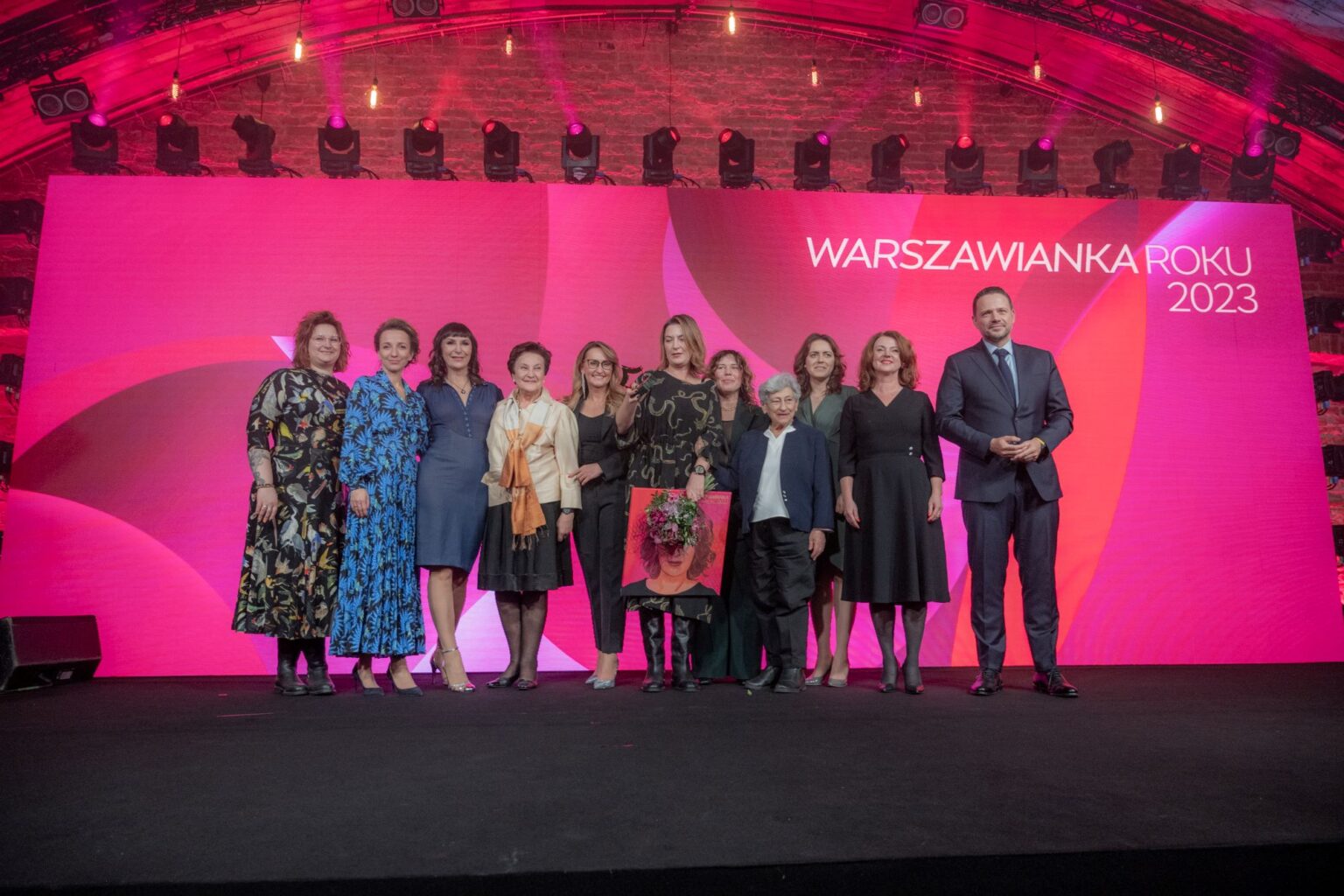 Grupa osób na scenie