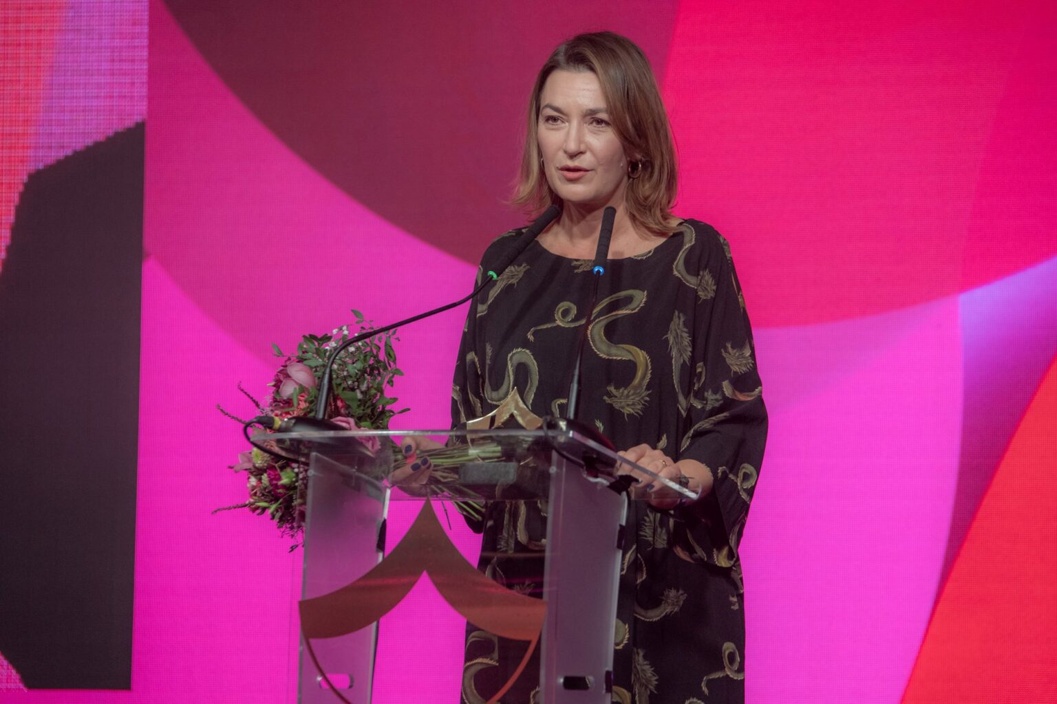 Kobieta przy mównicy