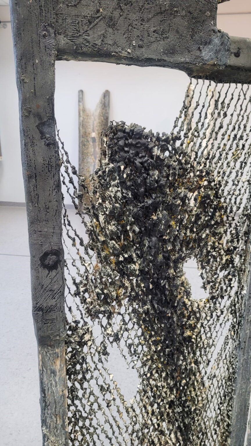 Eksponat wykonany z siatki metaIowej, wosku i tektury