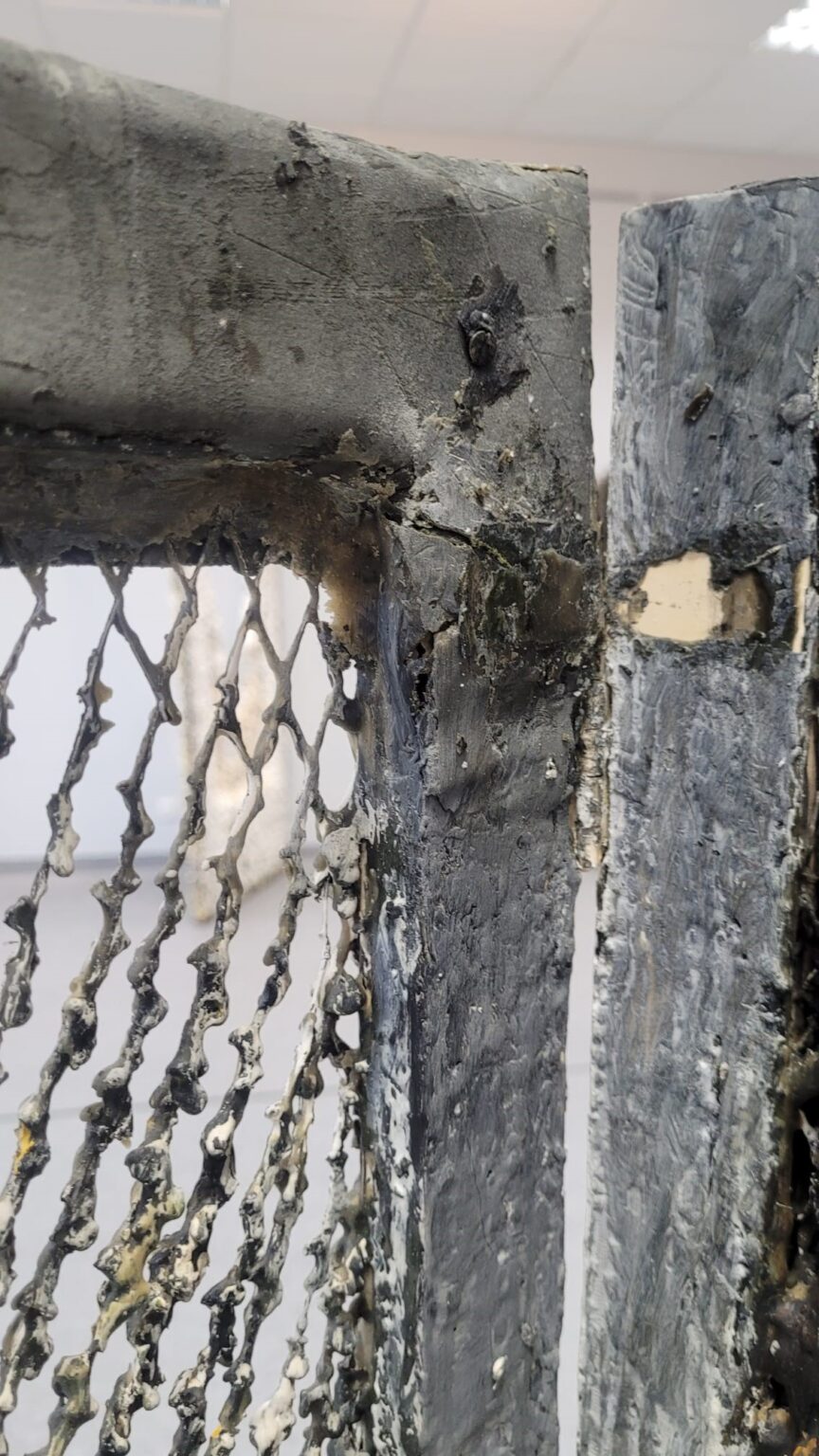 Eksponat wykonany z siatki metaIowej, wosku i tektury