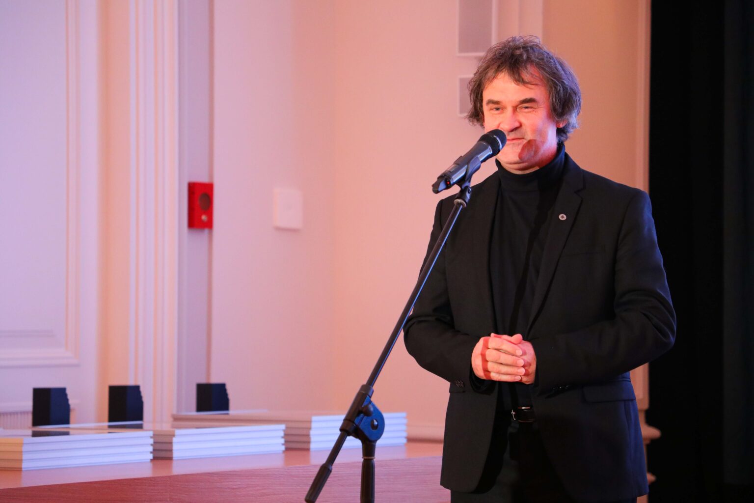 Mężczyzna przy mikrofonie