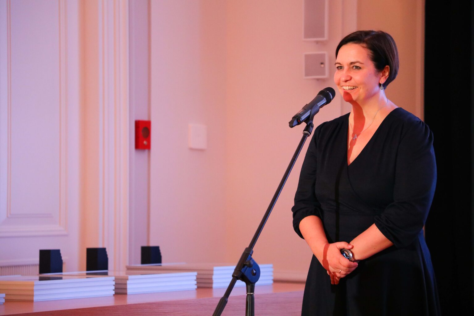 Kobieta przy mikrofonie