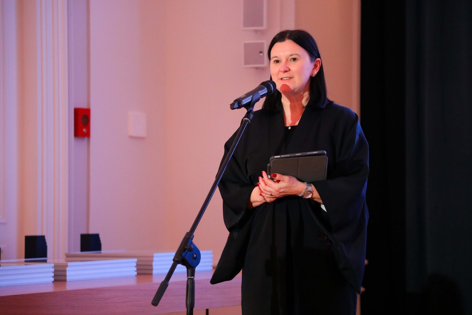 Kobieta przy mikrofonie