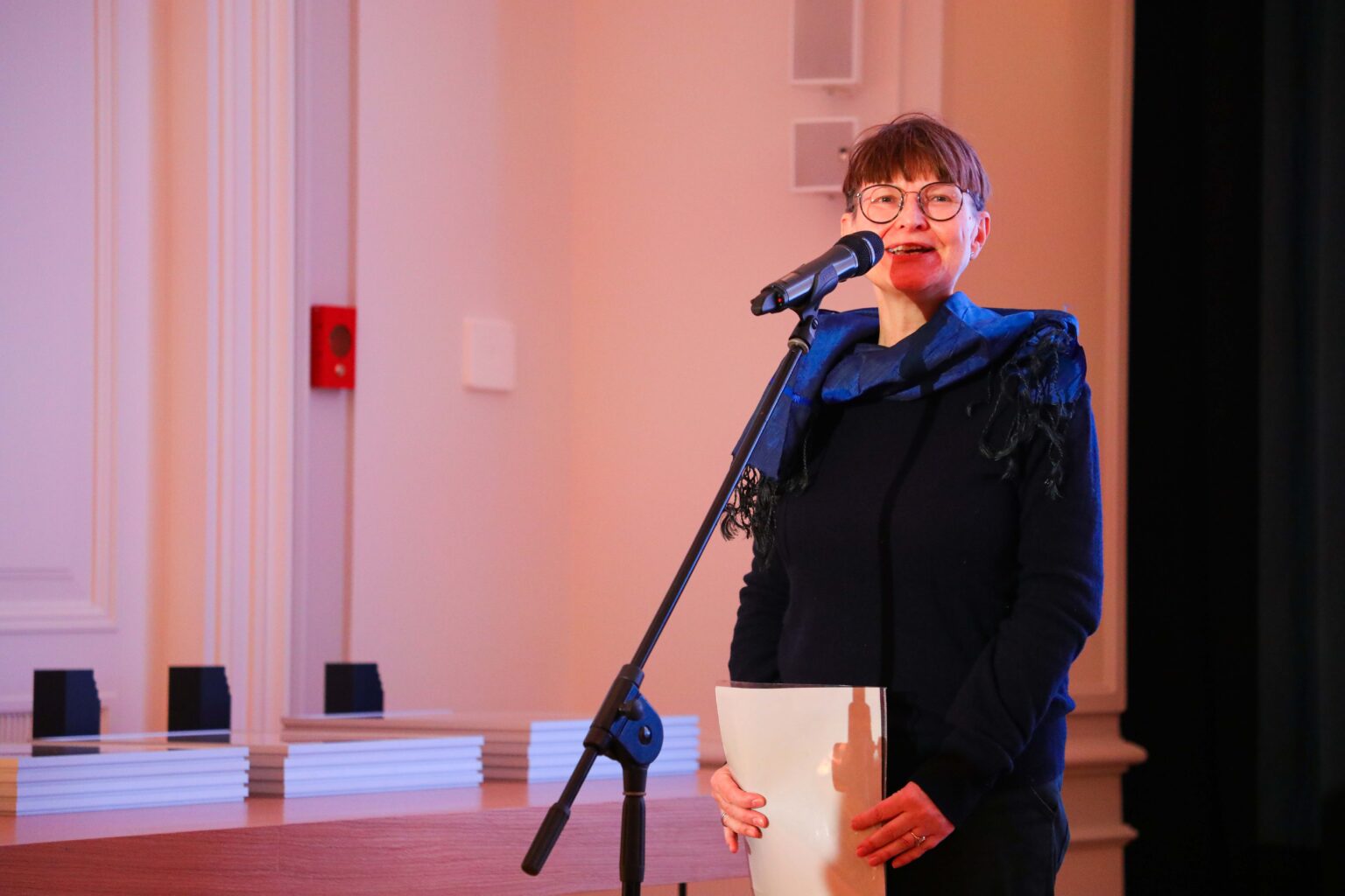 Kobieta przy mikrofonie