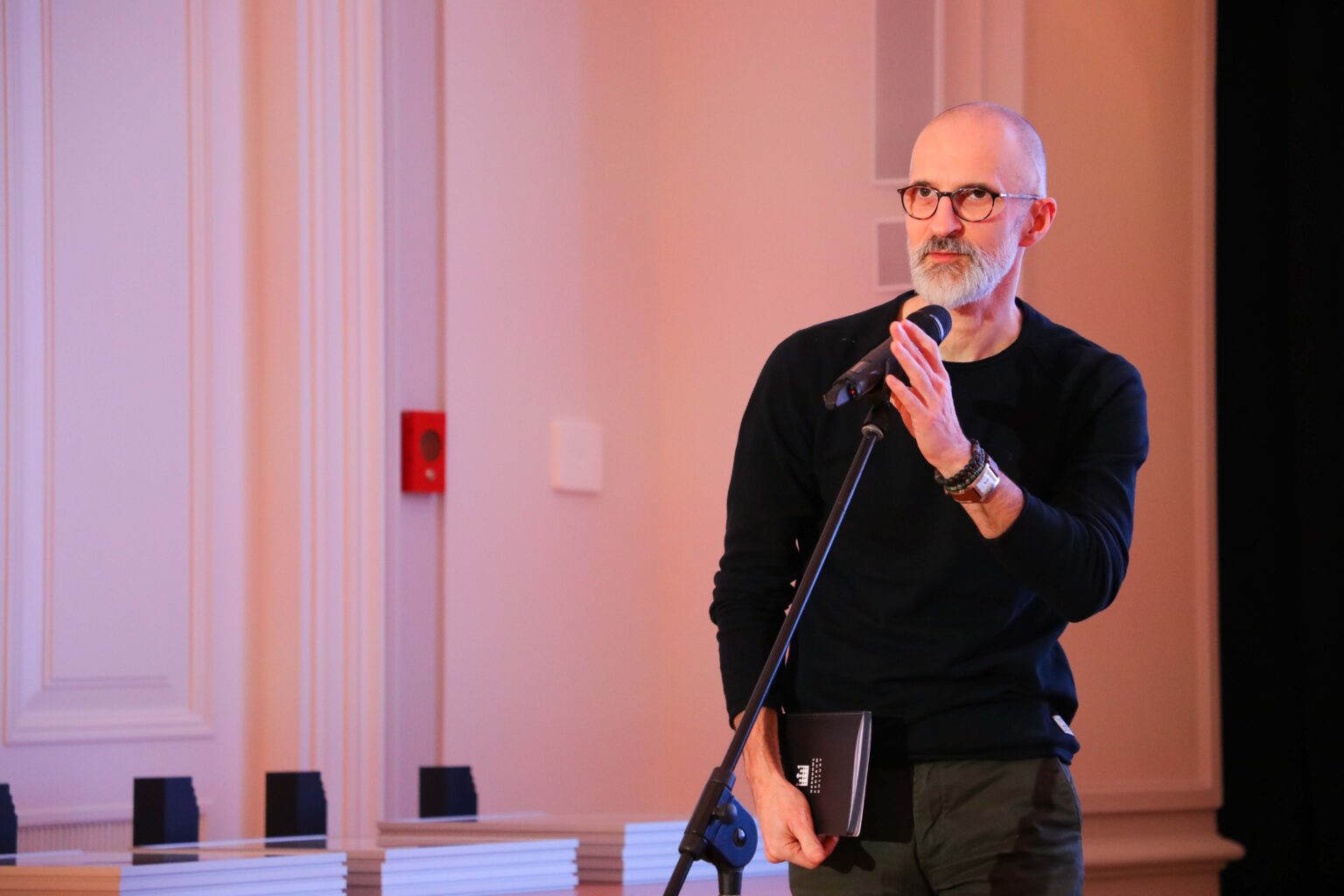 Mężczyzna przy mikrofonie