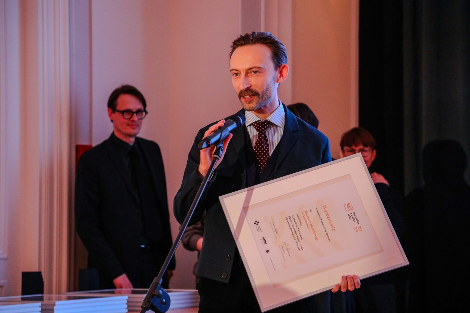 Mężczyzna przy mikrofonie