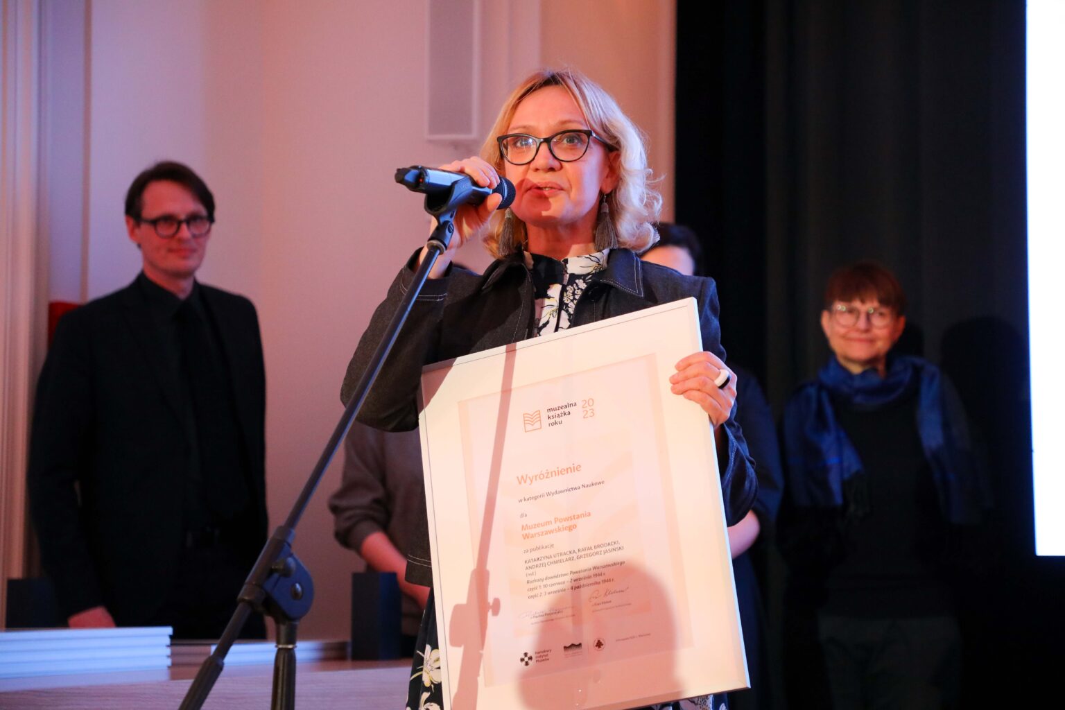 Kobita przy mikrofonie