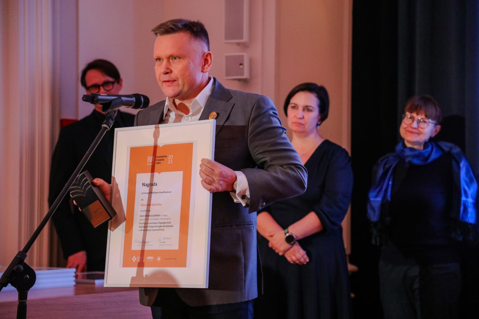 Mężczyzna przy mikrofonie