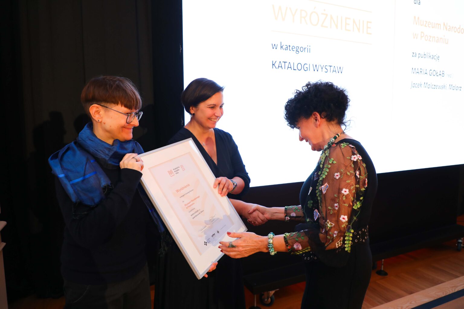 Kobieta odbiera dyplom