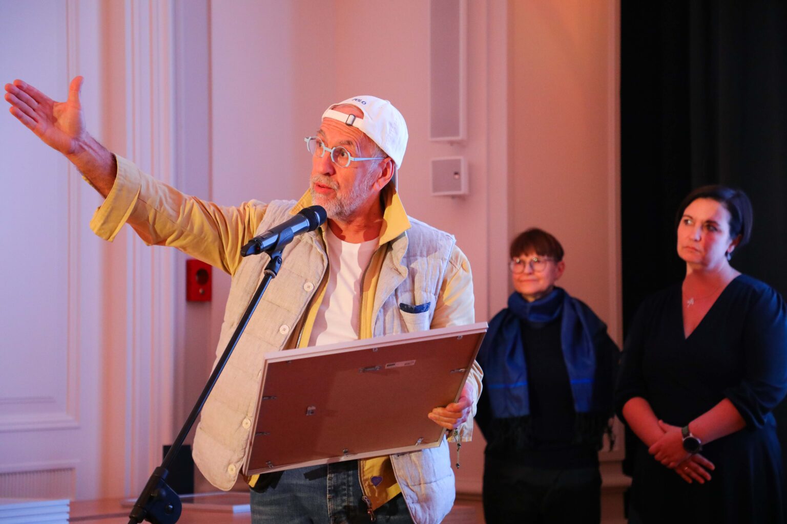 Mężczyzna przy mikrofonie