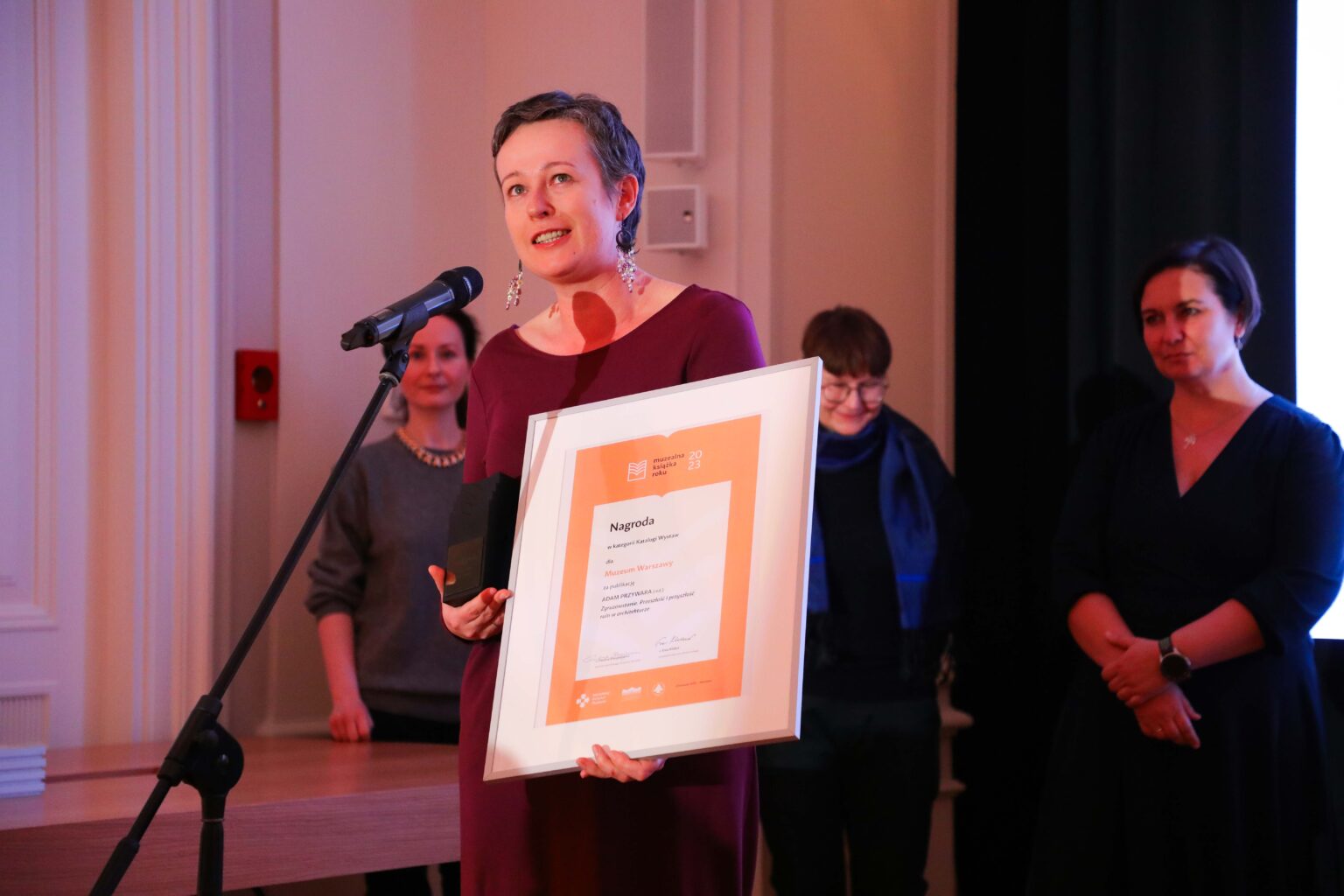 Kobieta przy mikrofonie