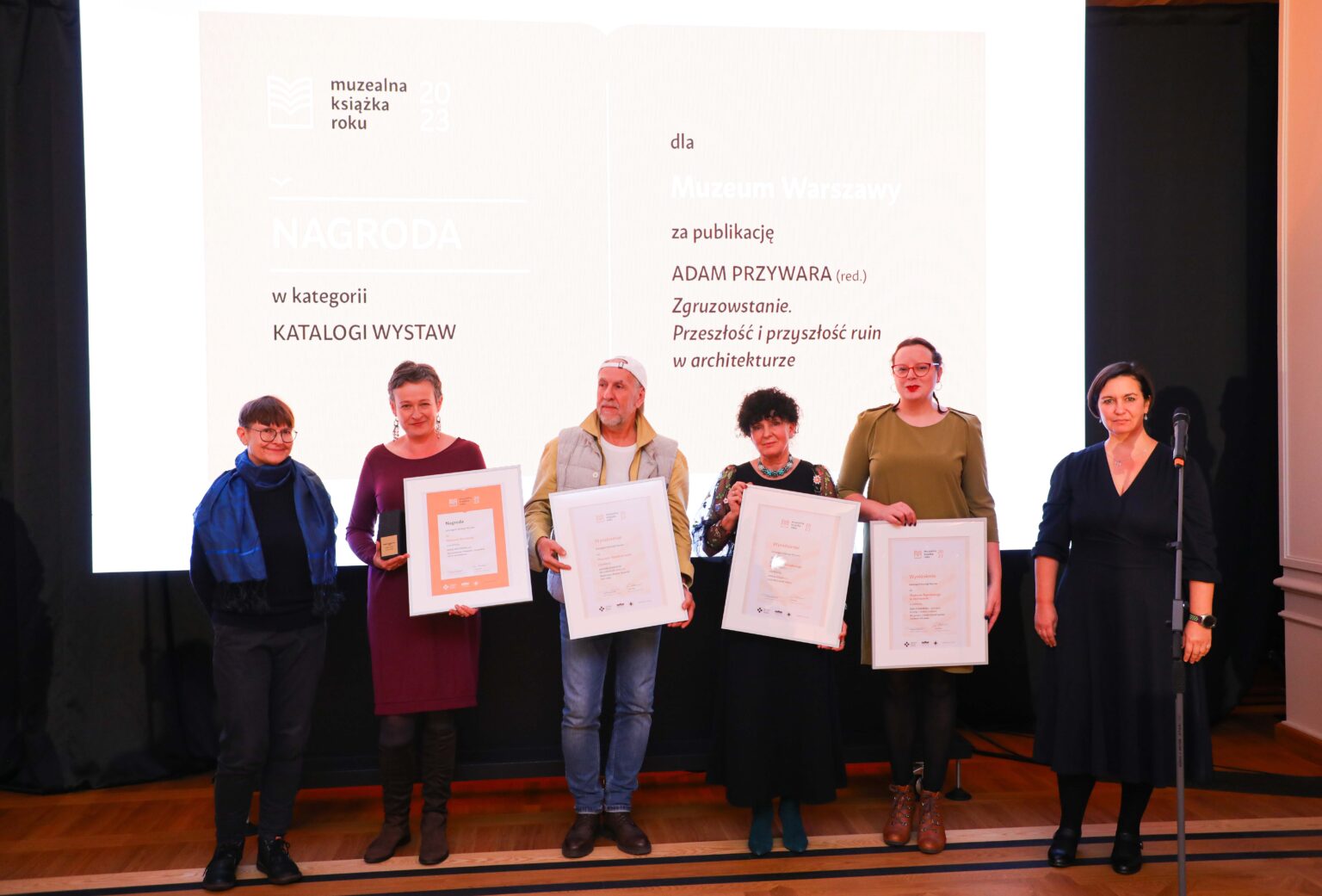 Grupa osób trzymających dyplomy