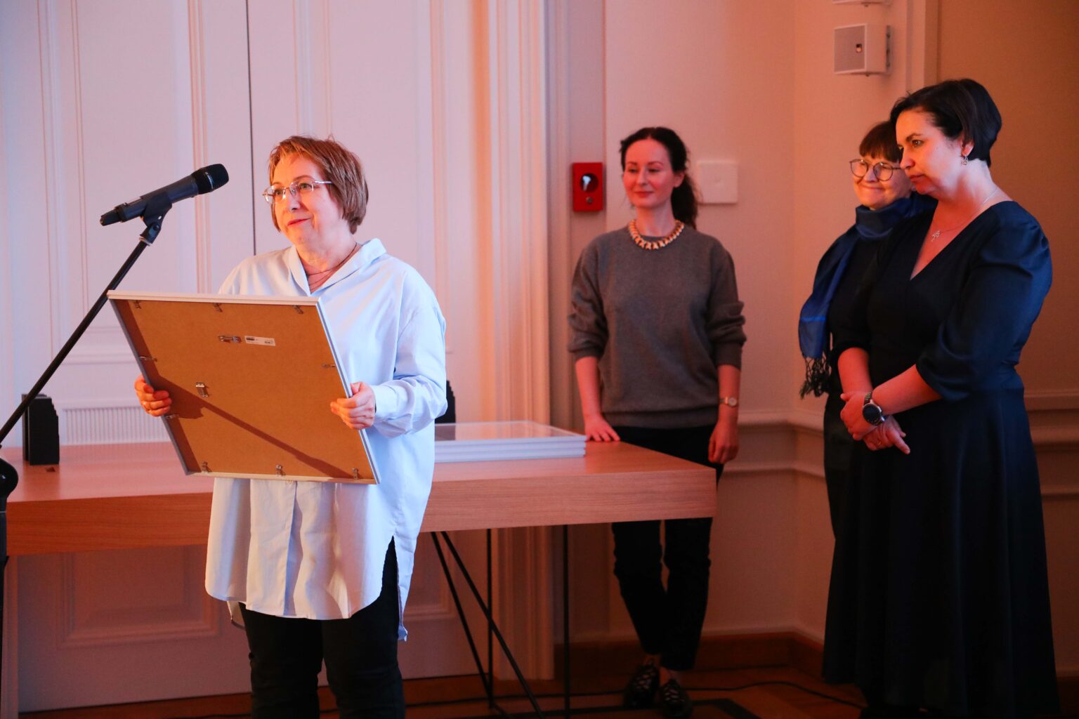 Kobieta przy mikrofonie