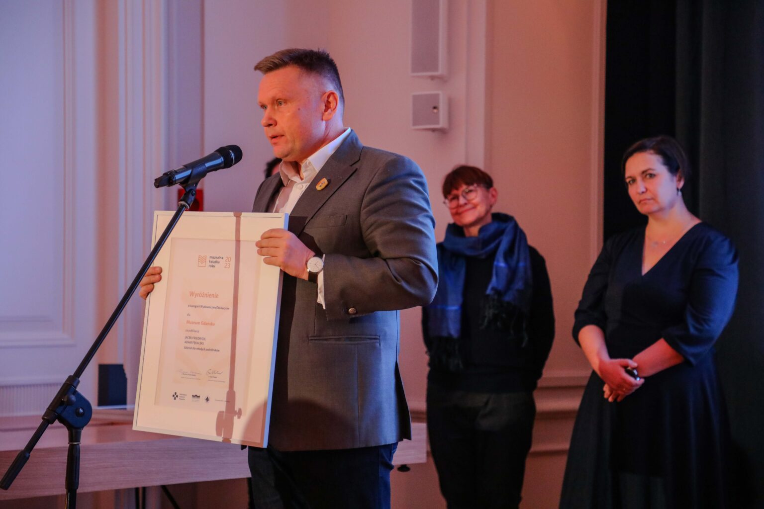 Mężczyzna przy mikrofonie