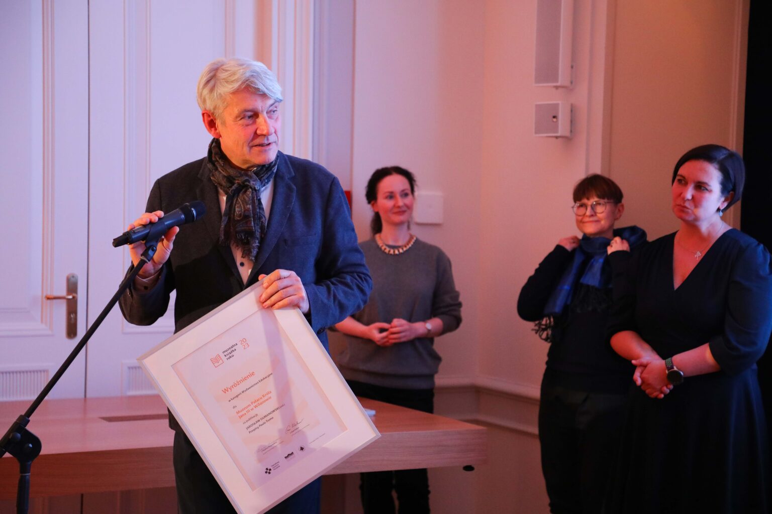 Mżżczyzna przy mikrofonie