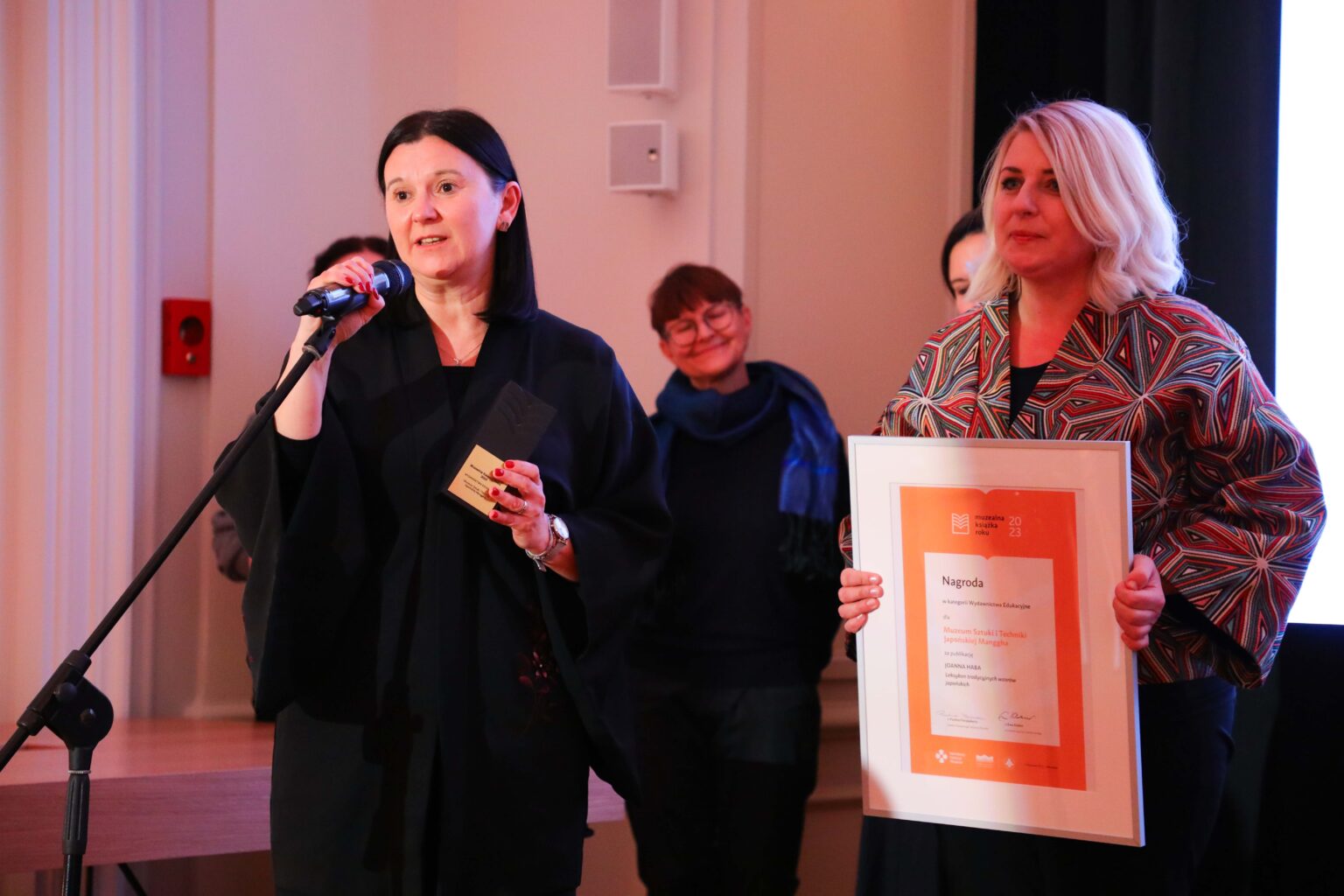 Osoby na scenie. Jedna przy mikrofonie