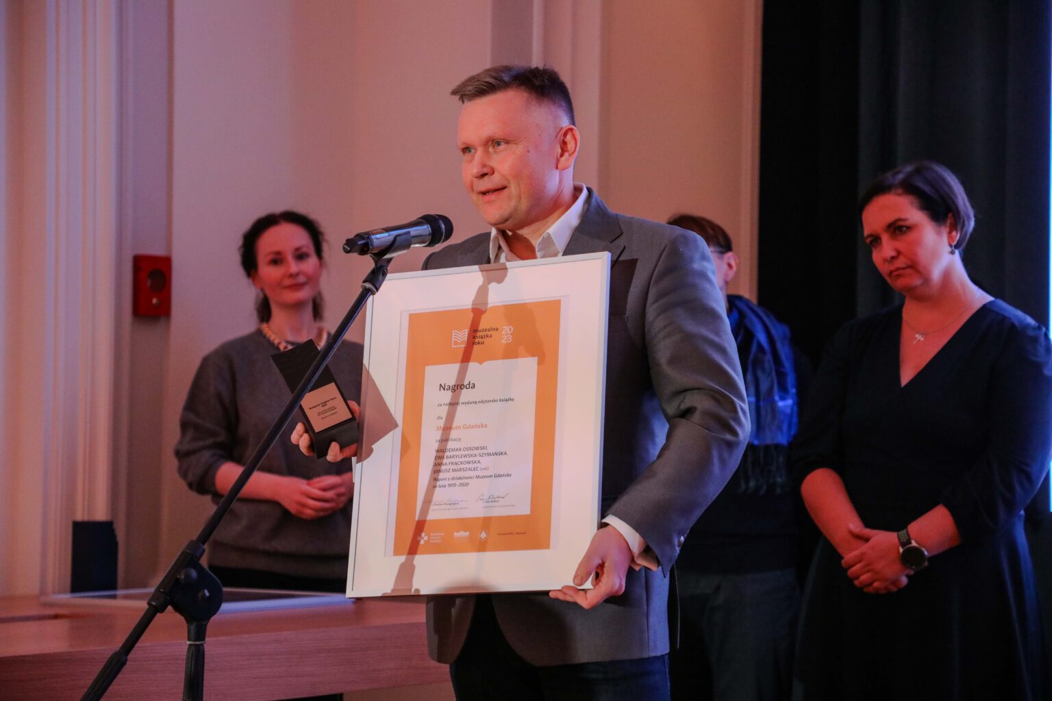 Mężczyzna przy mikrofonie