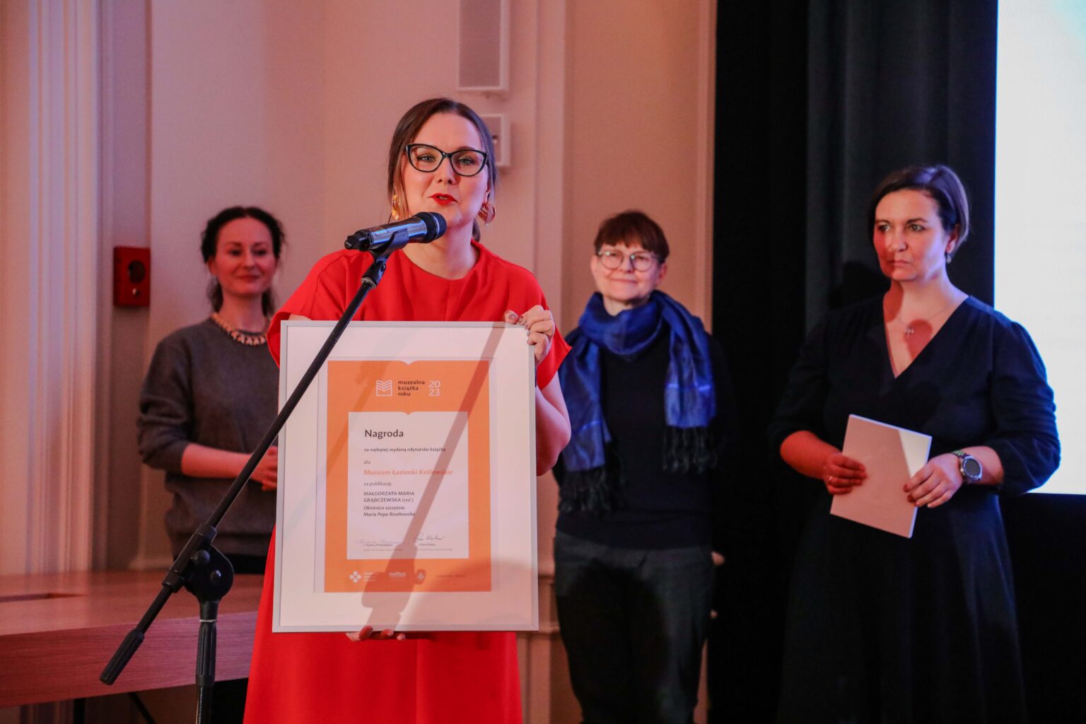 Kobieta przy mikrofonie