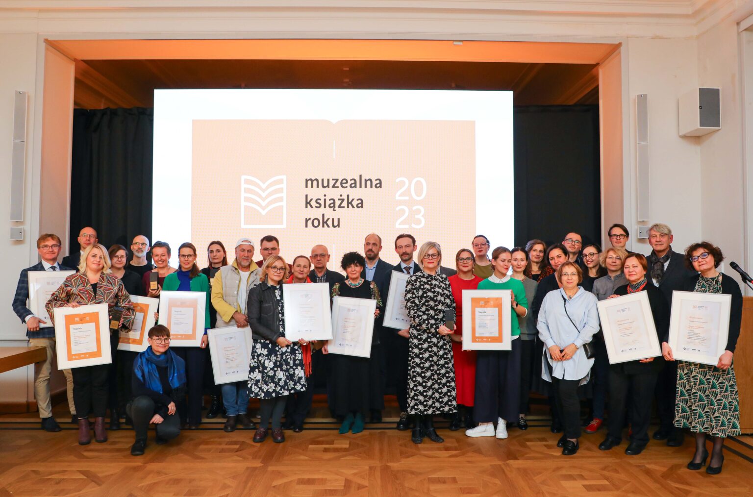 Grupa osóbtrzymająca dyplomy