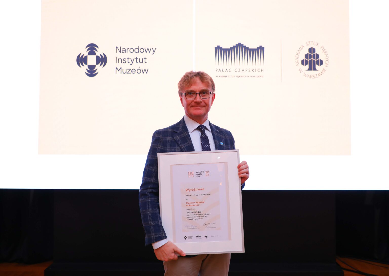 Mężczyzna z dyplomem