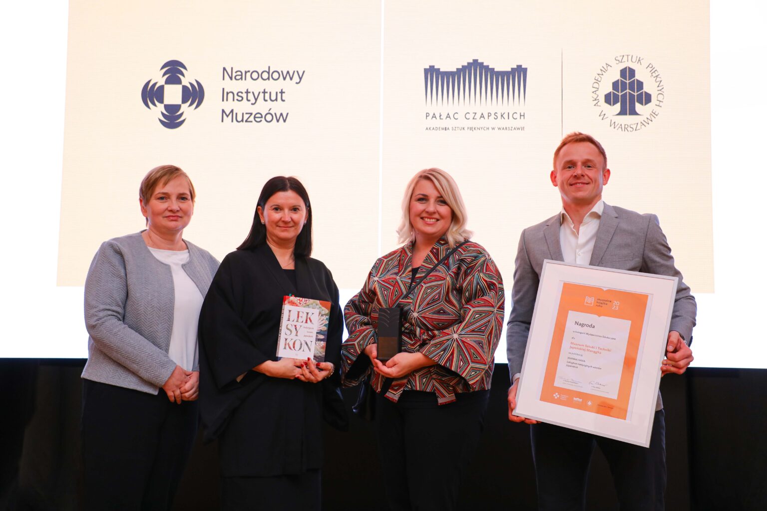 Grupa osób z dyplomem