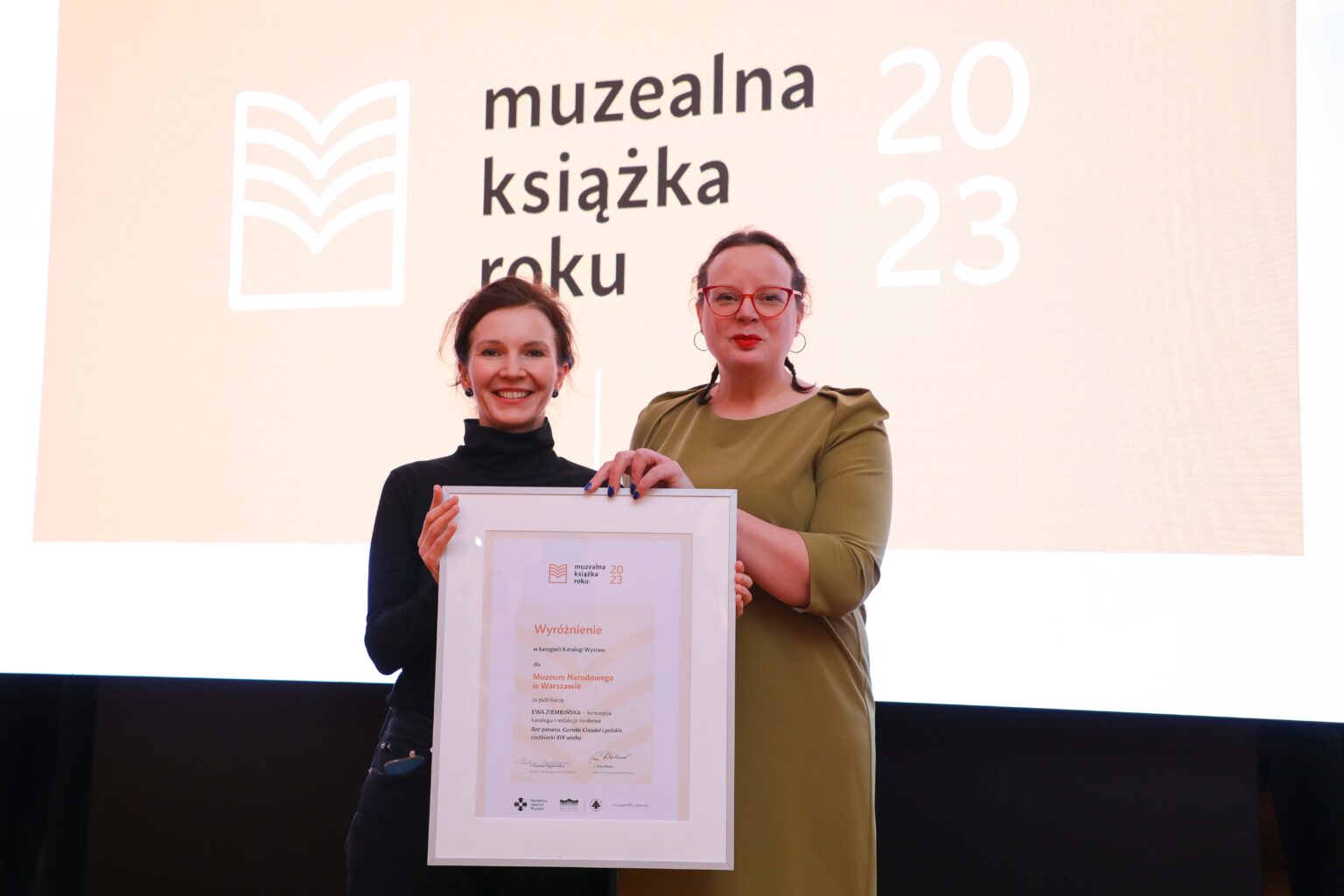 Dwie osoby z dyplomem