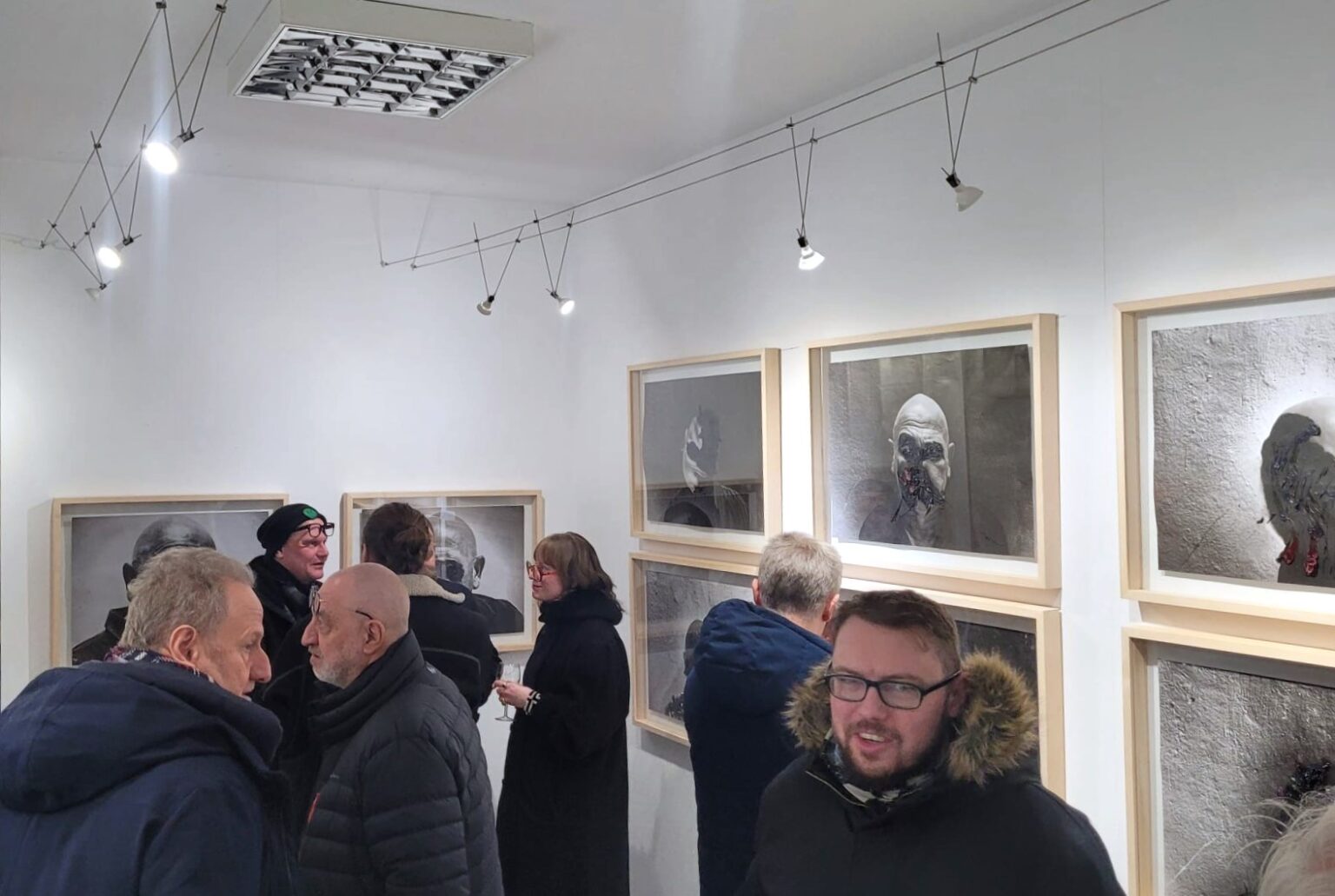 Zwiedzający. wystawa w tle