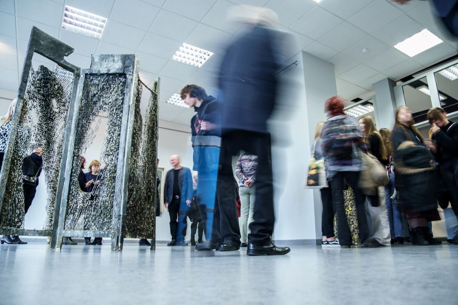 Zwiedzający wystawę