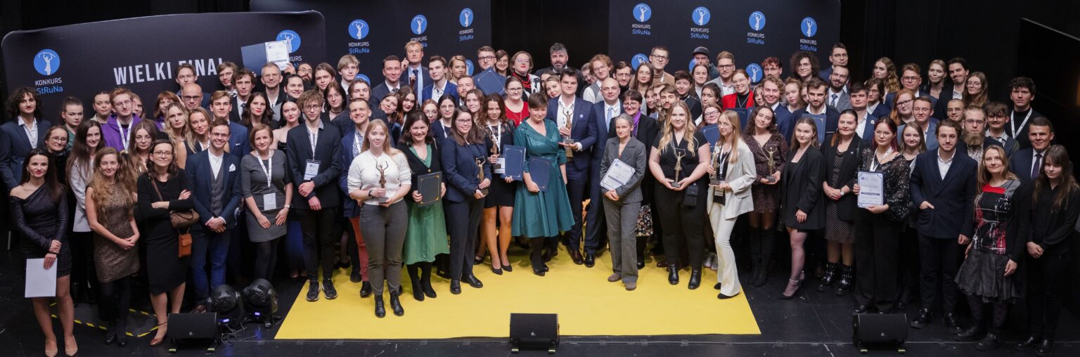 Grupa osób na scenie