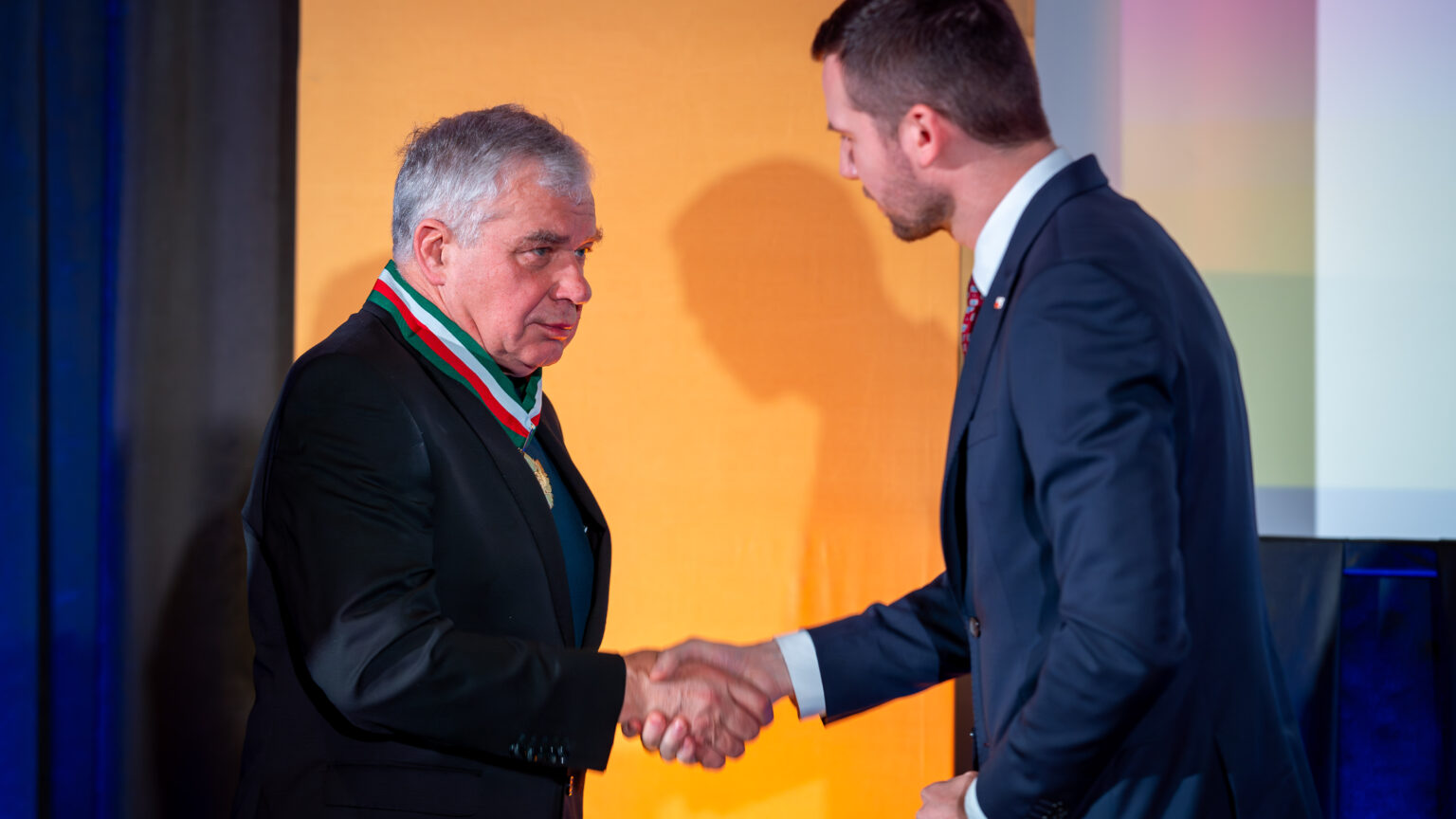 Dwaj mężczyźni. Gratulacyjny uścisk dłoni