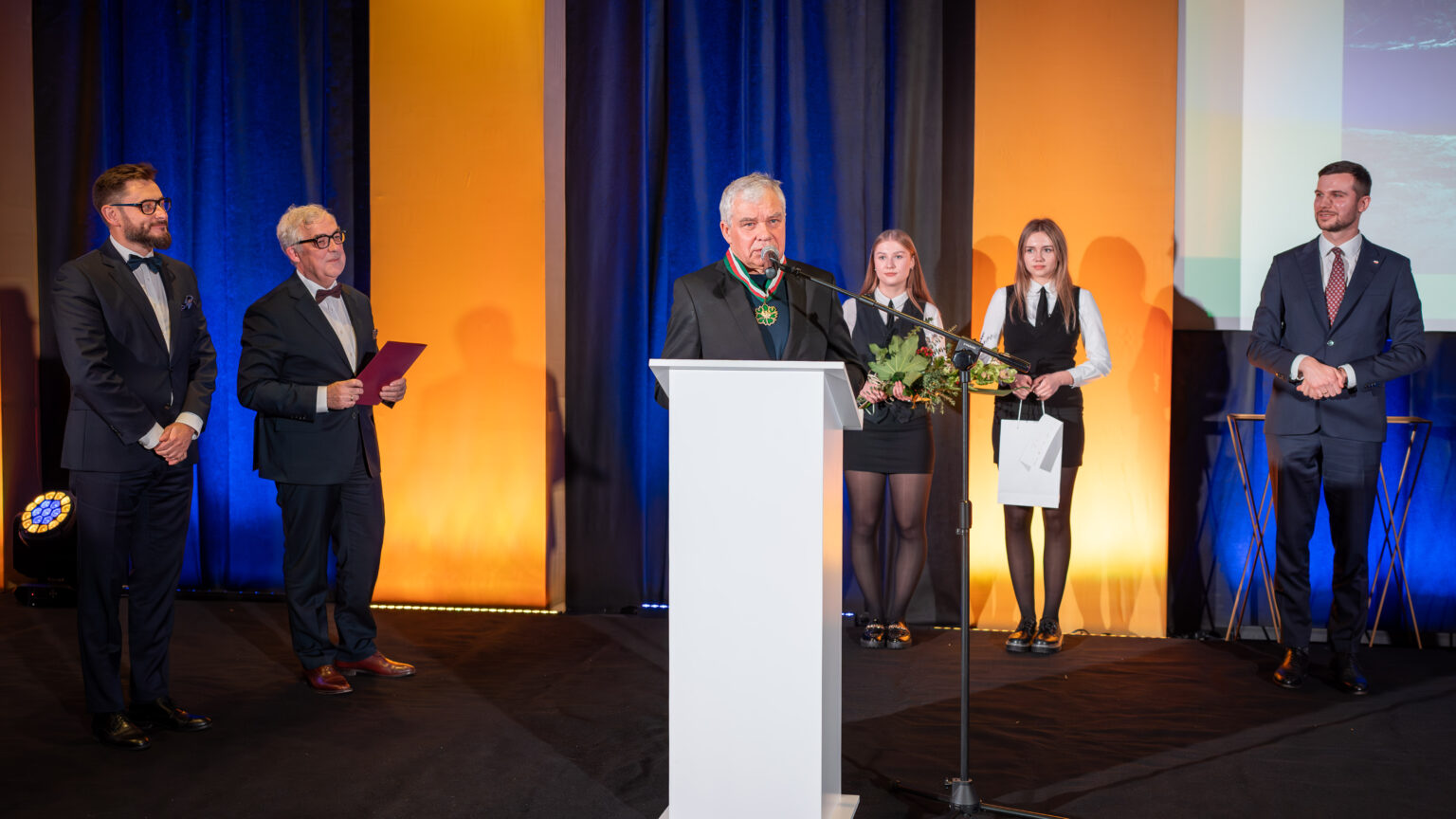 Mężczyzna na mównicy